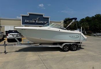 2020 Robalo R227  Boat